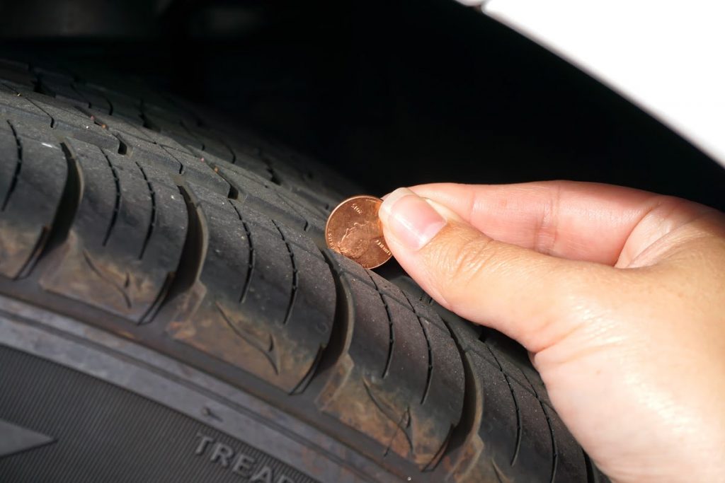 Kiểm tra lốp ô tô